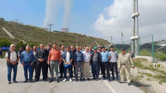 Köylüler, kül yağdıran termik santral için eylem yaptı