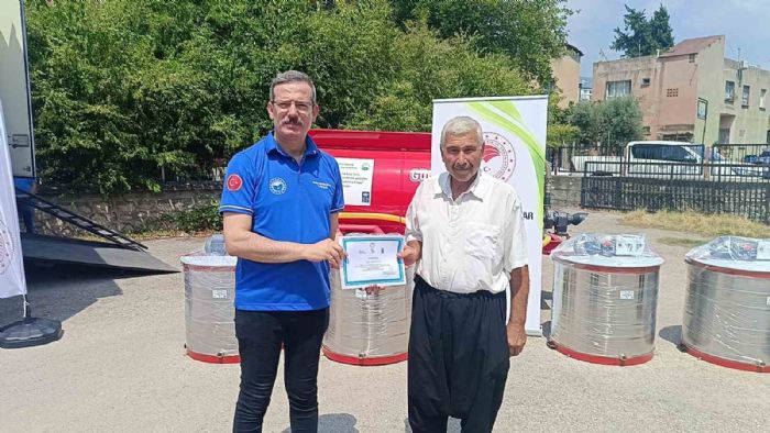 Kozan’da arıcılara sulama tankı ve bal sağım makinesi desteği