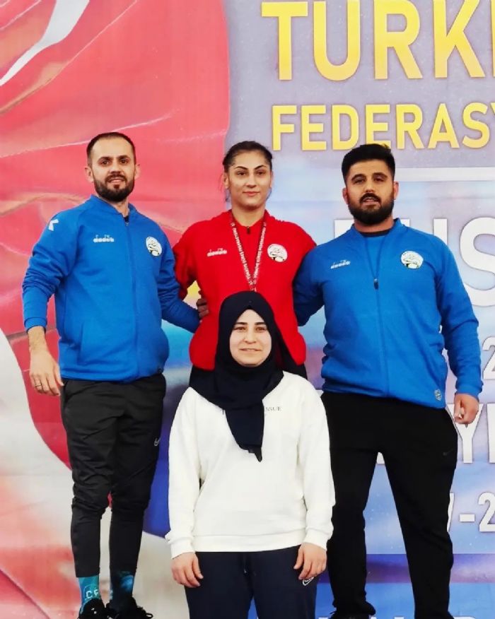 Kozanlı kadın güreşçi dünya ikincisini minderde devirdi, şampiyon oldu