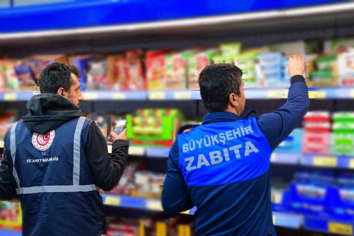 Malatya Büyükşehir Belediyesi Zabıta Ekipleri, market denetimlerini sıklaştırdı
