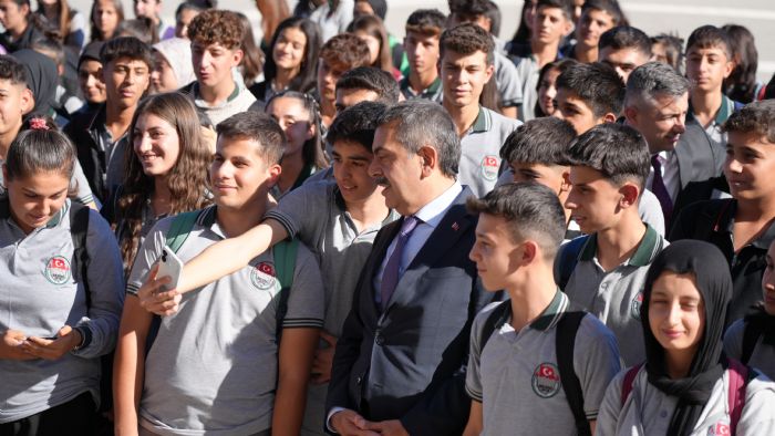 Millî Eğitim Bakanı Sayın Yusuf Tekin, 26. Besni Eğitim Bayramı ve Erdemoğlu Ailesi Tarafından Gerçekleştirilen Yatırımların Açılış Törenine Katıldı