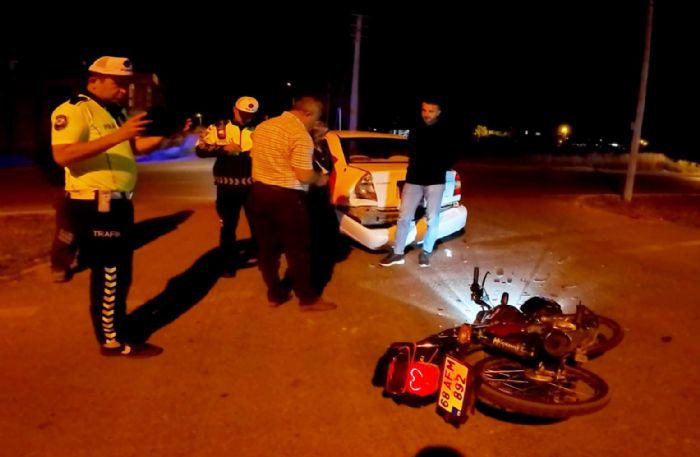Motosiklet otomobile arkadan çarptı: 1 yaralı