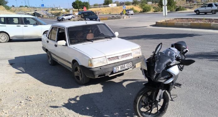 Motosikletle otomobil çarpıştı: 2 yaralı