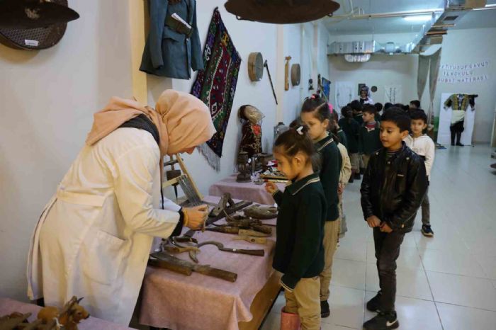 Okuldaki tarihi sergi öğrencileri geçmişe götürüyor