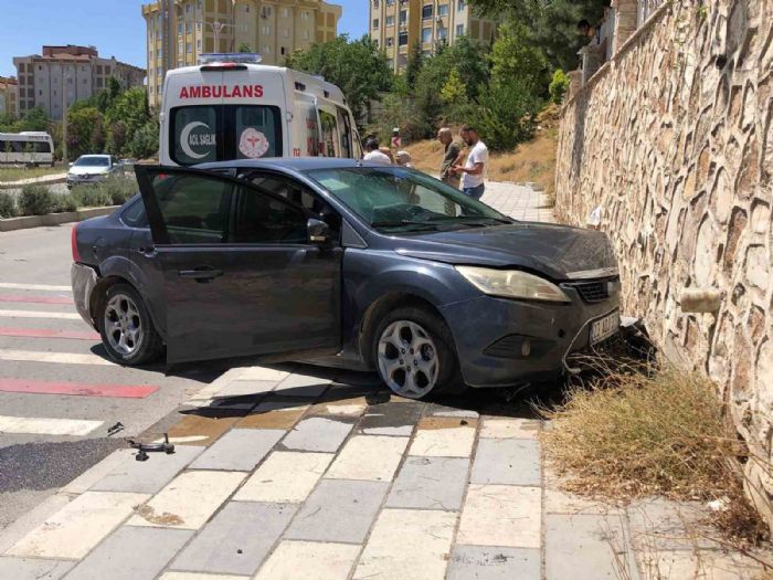 Otomobil duvara çarptı: 1 yaralı