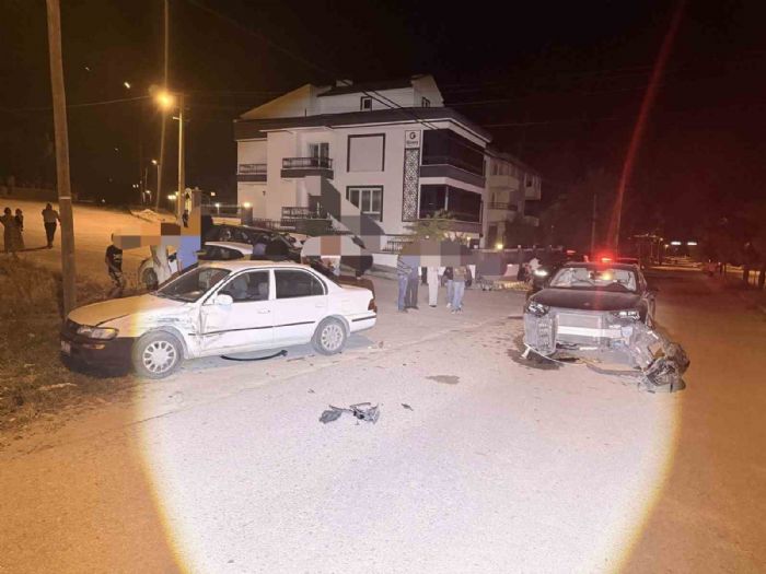 Otomobillerin çarpıştığı kazada 3 kişi yaralandı