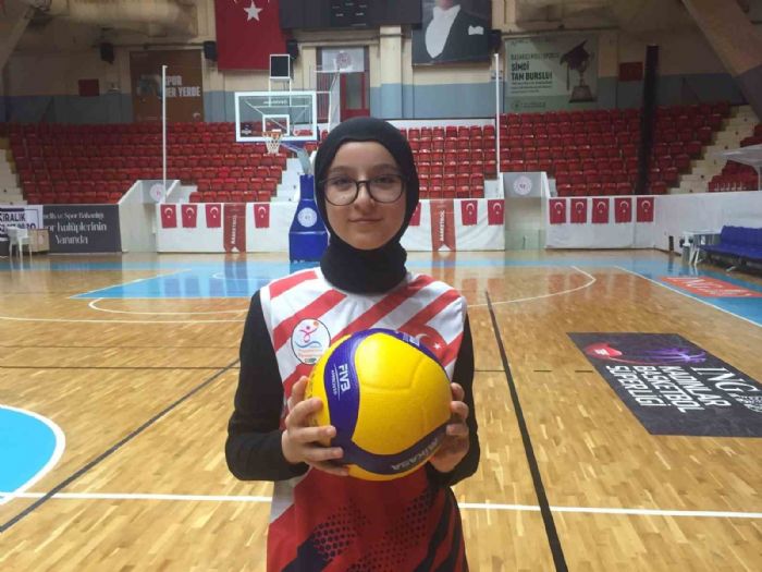 Polis ve voleybolculardan ‘Erik Dalı’ eşliğinde antrenman