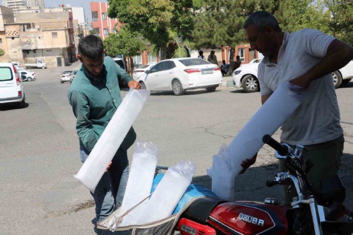 Şanlıurfa’da buz üreticileri talebe yetişemiyor