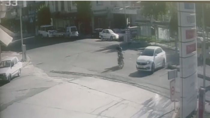 Siverek’te hatalı dönüş yapan otomobil kazaya neden oldu