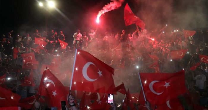 Türkiye EURO 2024'te çeyrek finale yükseldi, taraftarlar sokağa döküldü
