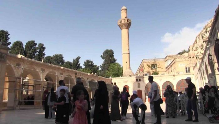 Urfa’nın siyah gülü ile Isparta’nın pembe gülü buluştu