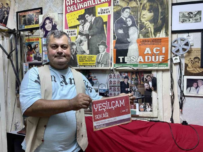 Yeşilçam tutkusunu evinde yaşatıyor