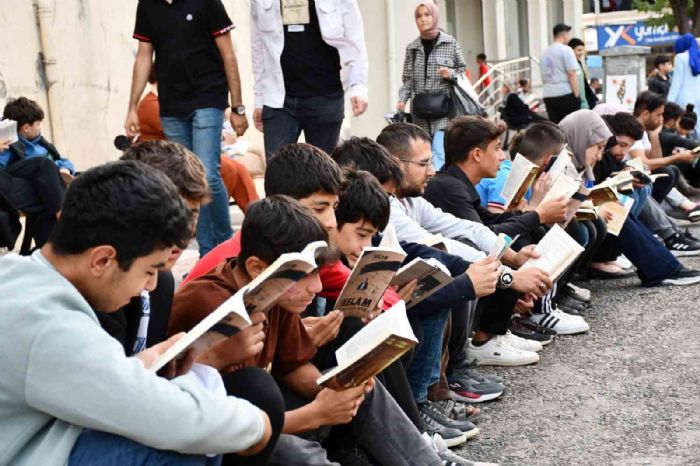Yüzlerce Siverekli bir arada kitap okudu